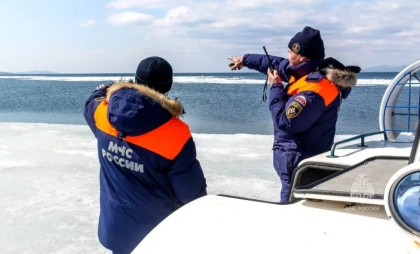 Сотни рыбаков проигнорировали запрет МЧС и выложили сердце из селёдки на опасном льду